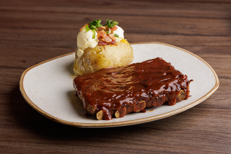 Jr. Ribs com molho barbecue e Jacket Potato