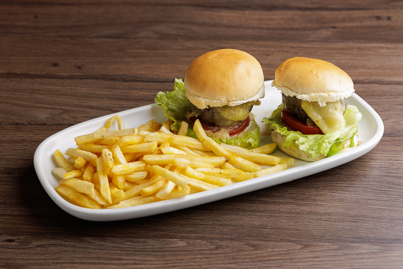 2 mini hambúrgueres de kafta com queijo, alface e tomate. Acompanha batata frita