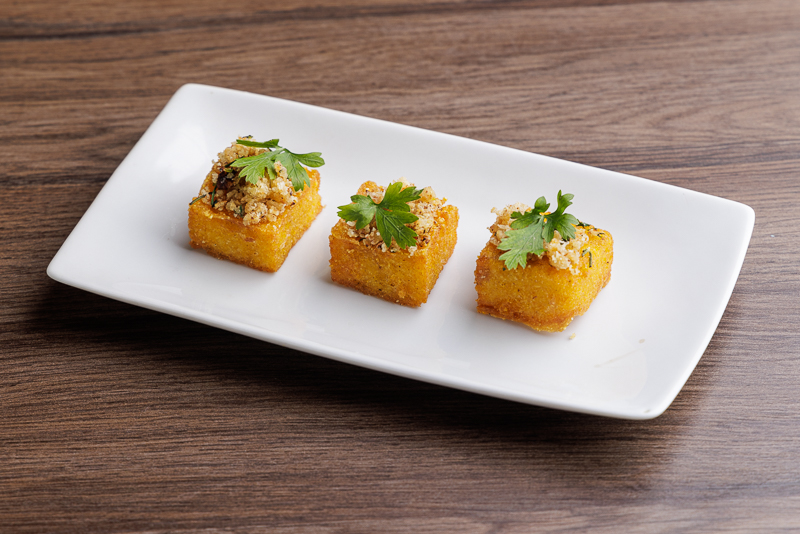 Polenta frita com farofa de amêndoas e queijo parmesão