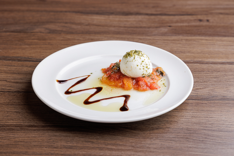 Muçarela de búfala com tomate assado e pesto