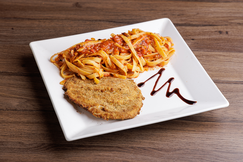 Frango à milanesa assado com fettuccine marinara (molho de tomate com alho, orégano e cebola)