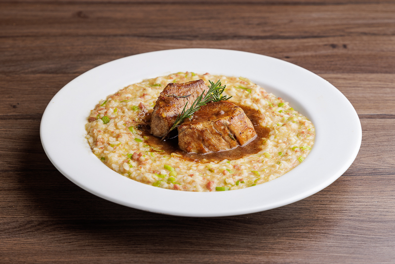 Mignon suino com molho glace, acompanhado de risoto de linguiça com alho-poró