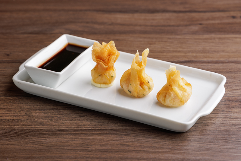 Trouxinhas de camarão com queijo cremoso. Acompanha molho ponzu